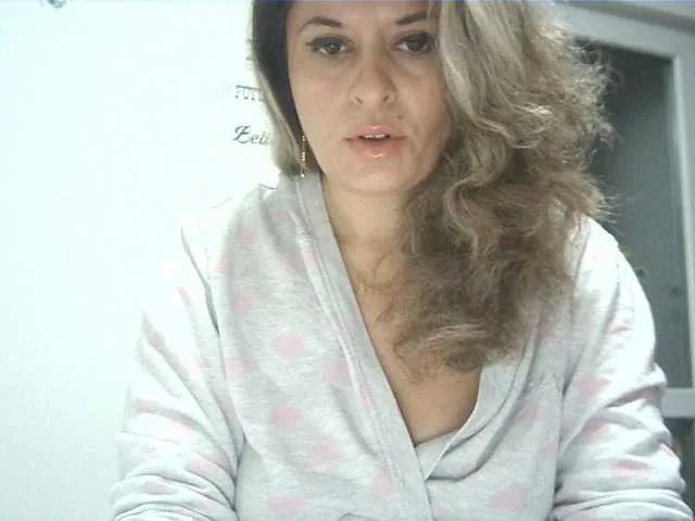 Freechat lionessmom on BongaCams