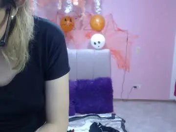 Freechat cristal_hills_19 on Chaturbate
