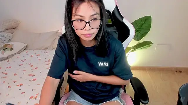 Freechat Adriennesexxx on StripChat