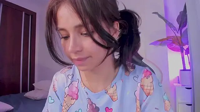 Freechat Adriennesexxx on StripChat