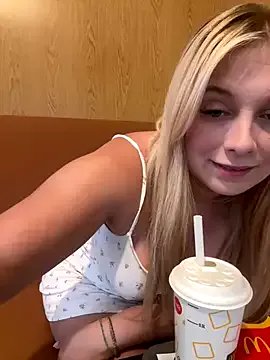 Freechat CherryAuroraa on StripChat