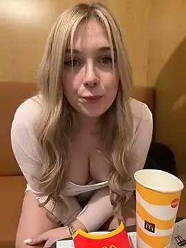 Freechat CherryAuroraa on StripChat