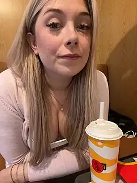 Freechat CherryAuroraa on StripChat