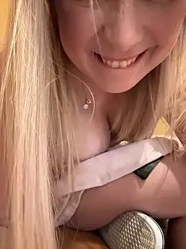 Freechat CherryAuroraa on StripChat