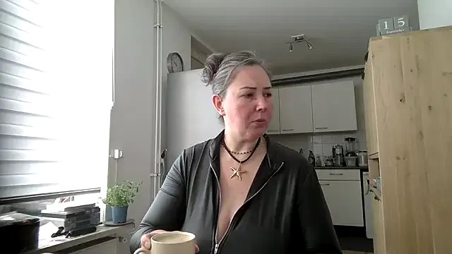 Freechat MilfGina on StripChat