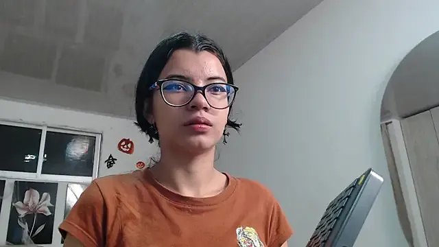 Freechat pinky_f00x on StripChat