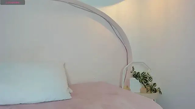 Freechat sweetluu_ on StripChat